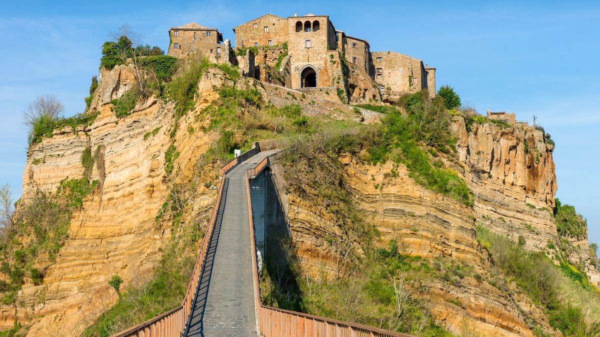 The footbridge climbing up to the gate of Civita di Bagnoregio